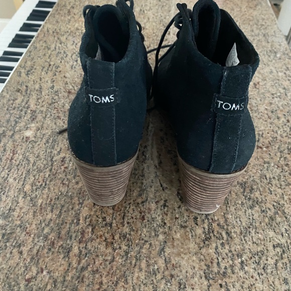 Toms size 10 booties
Gently used condition
Warn a handful of of times - Picture 2 of 5